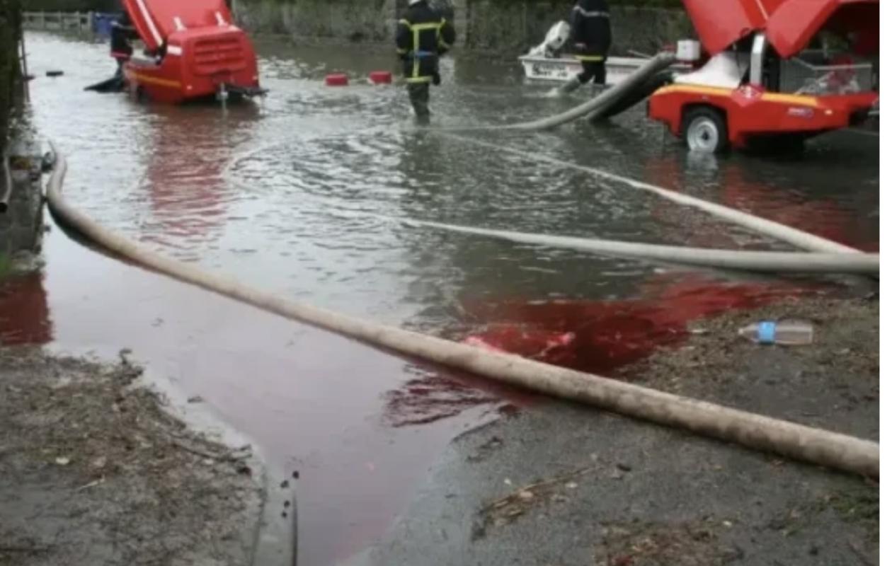 Déversement de pétrole à Port-Bouët : le gouvernement active un plan d’urgence