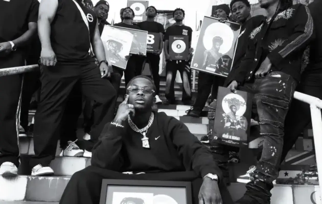 Didi B félicite Himra et le nargue avec sa plaque Billboard U.S
