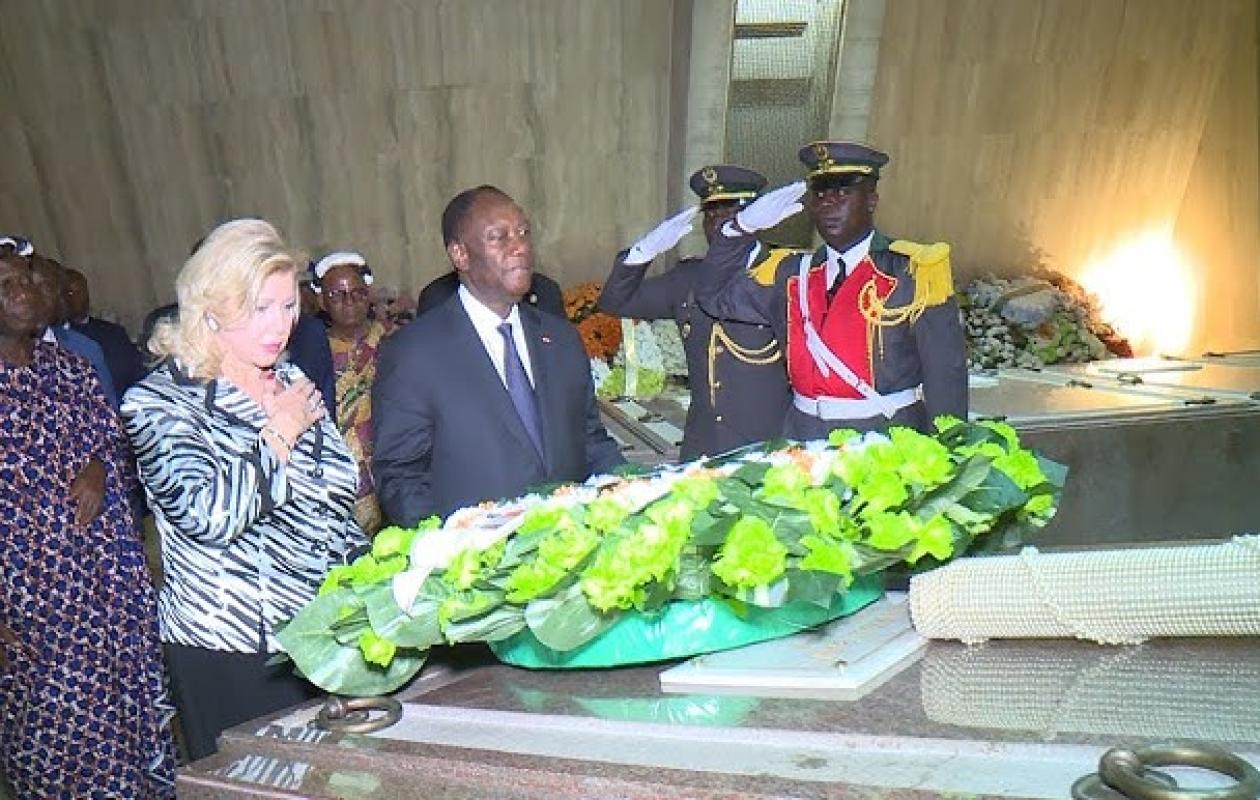Alassane et Dominique Ouattara ce mardi sur la tombe de FHB à Yamoussoukro
