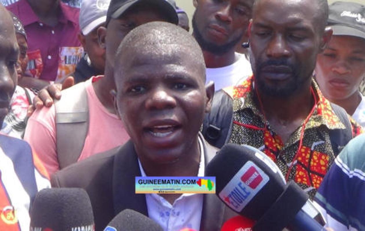 Conakry : des enseignants contractuels bloquent le ministre Jean Paul Cédy et réclament leur intégration à la fonction publique