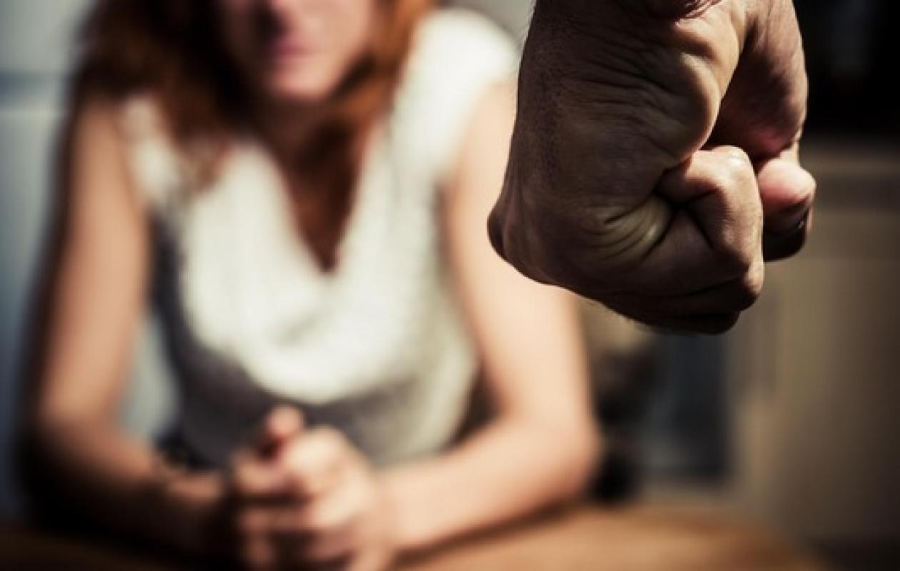 Un enfant de 8 ans défend sa mère : son père le blesse au visage à l'arme blanche
