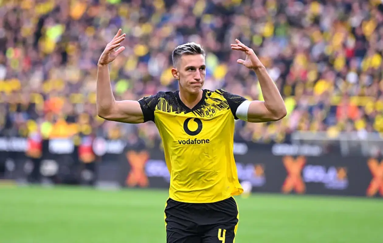 Les deux cadors de Premier League se disputent Nico Schlotterbeck, et le Bayern Munich reste attentif en coulisses.