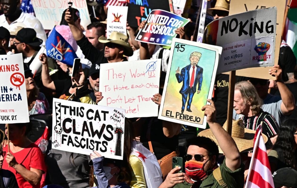 Des foules géantes d'Américains mobilisées contre "le roi" Trump aux Etats-Unis