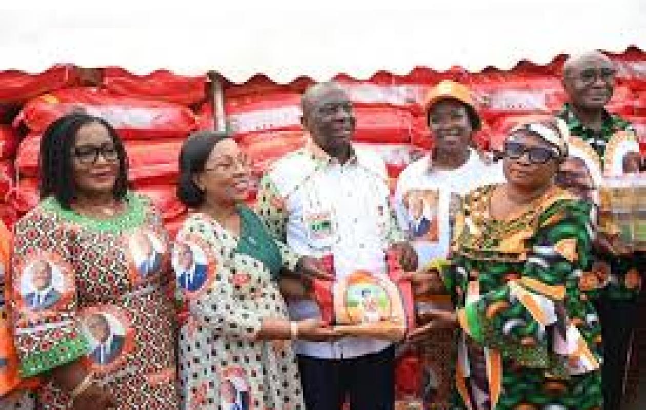 Régions : La Première Dame Dominique Ouattara offre 500 millions de F CFA aux femmes du District du Zanzan
