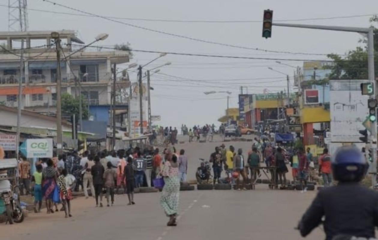 Drame à Yamoussoukro : Un homme tué par un jet de pierre lors du démantèlement de barricades à Kami ce 22 octobre 2025
