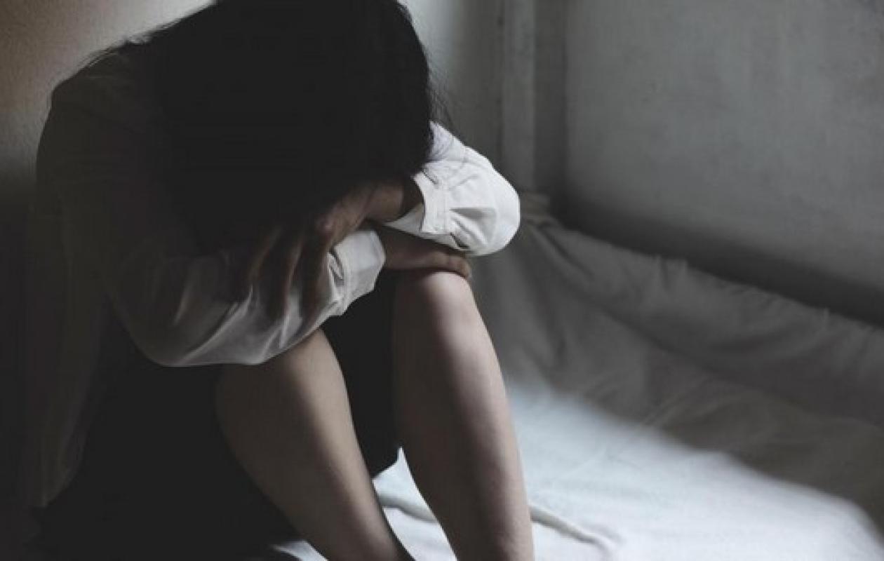 Sa mère est absente, une adolescente de 14 ans meurt après avoir subi un viol collectif à son domicile