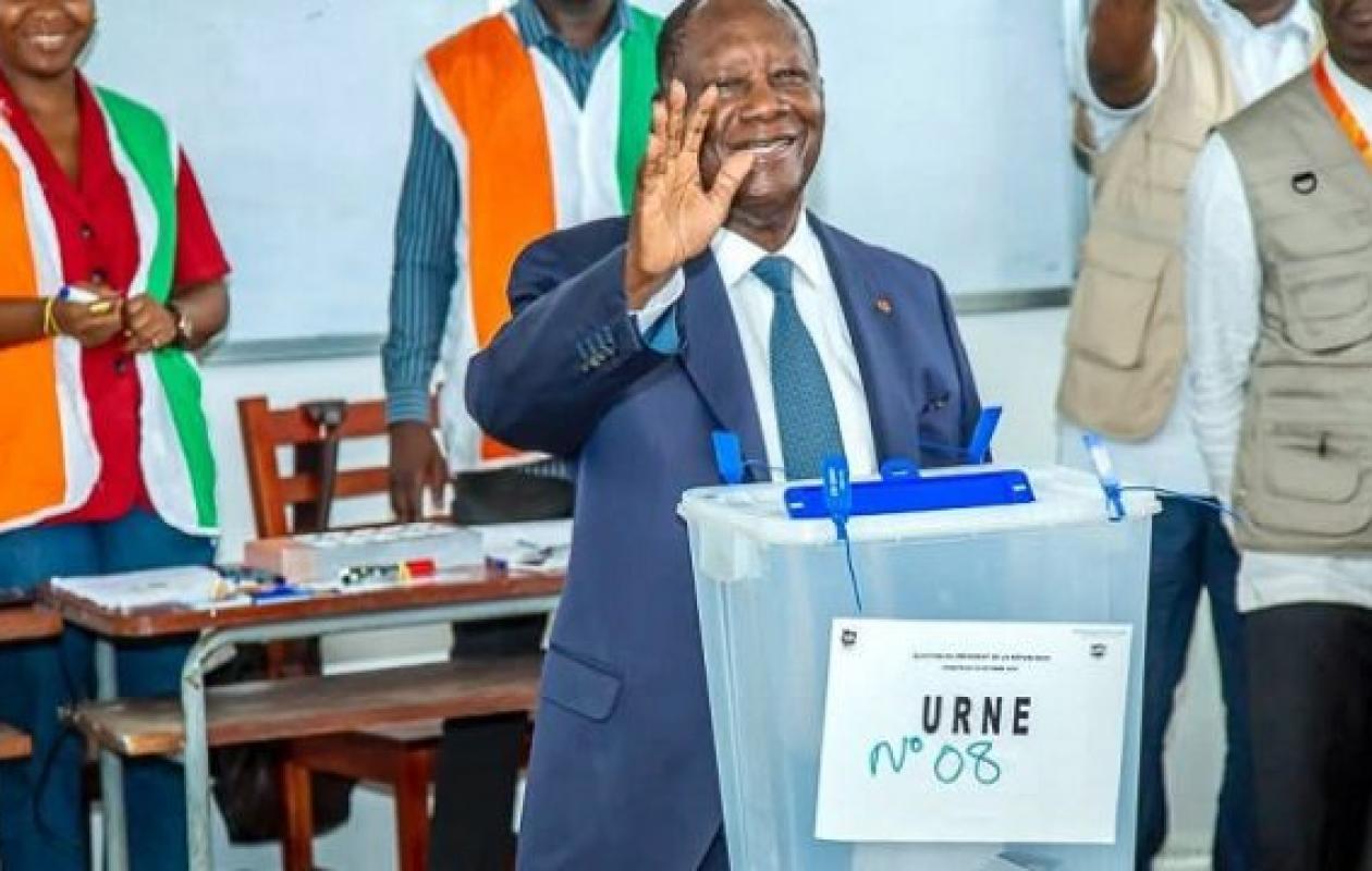 Présidentielle 2025 : Alassane Ouattara vote à Cocody et appelle à un scrutin apaisé