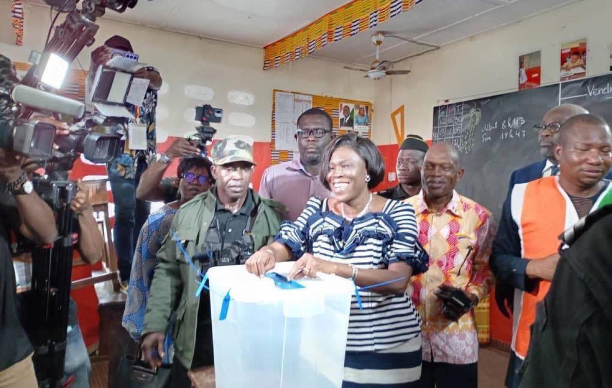 Présidentielle 2025 : Simone Ehivet Gbagbo accomplit son devoir de vote à Abidjan