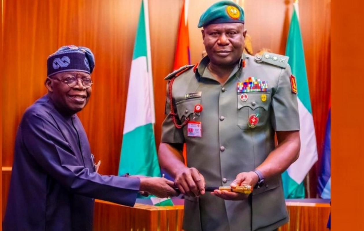 Coup de balai dans l’armée au Nigeria : Tinubu limoge le chef d'État-major de la défense et plusieurs généraux