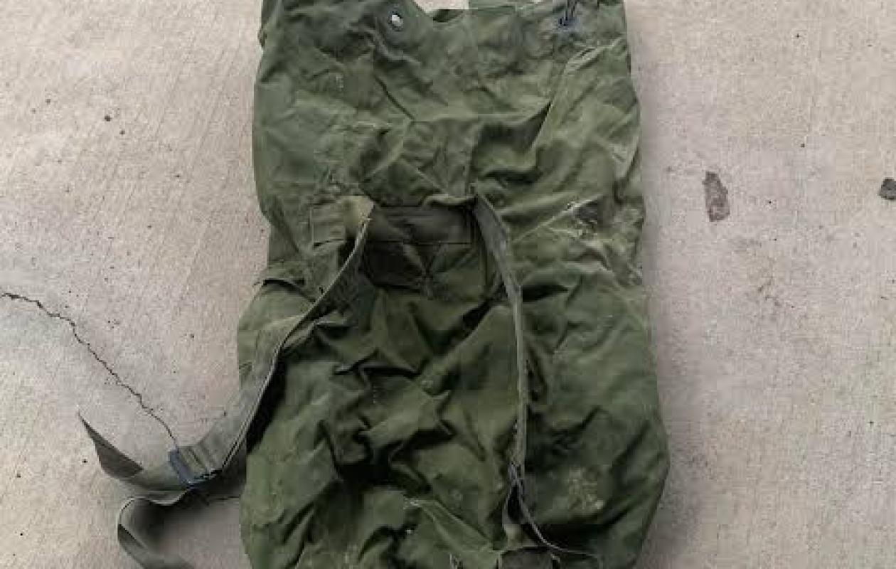 Un ouvrier trouve un sac de sport abandonné : ce qu'il découvre à l'intérieur glace le sang