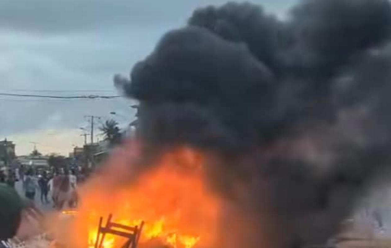 Cameroun : Le camp Paul Biya célèbre sa victoire controversée, le pays secoué par des manifestations violentes