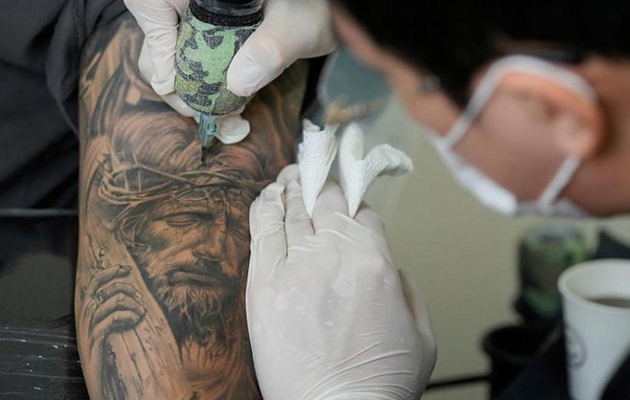 Corée du Sud : les Tatoueurs Clandestins sortent de l'Ombre après des Années de Lutte