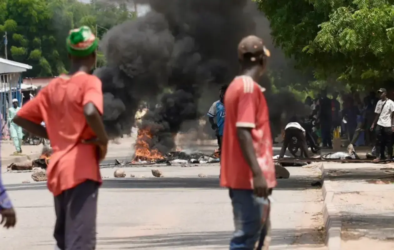 Issa Tchiroma Bakary va être jugé, selon les autorités camerounaises, alors que les violences postélectorales continuent