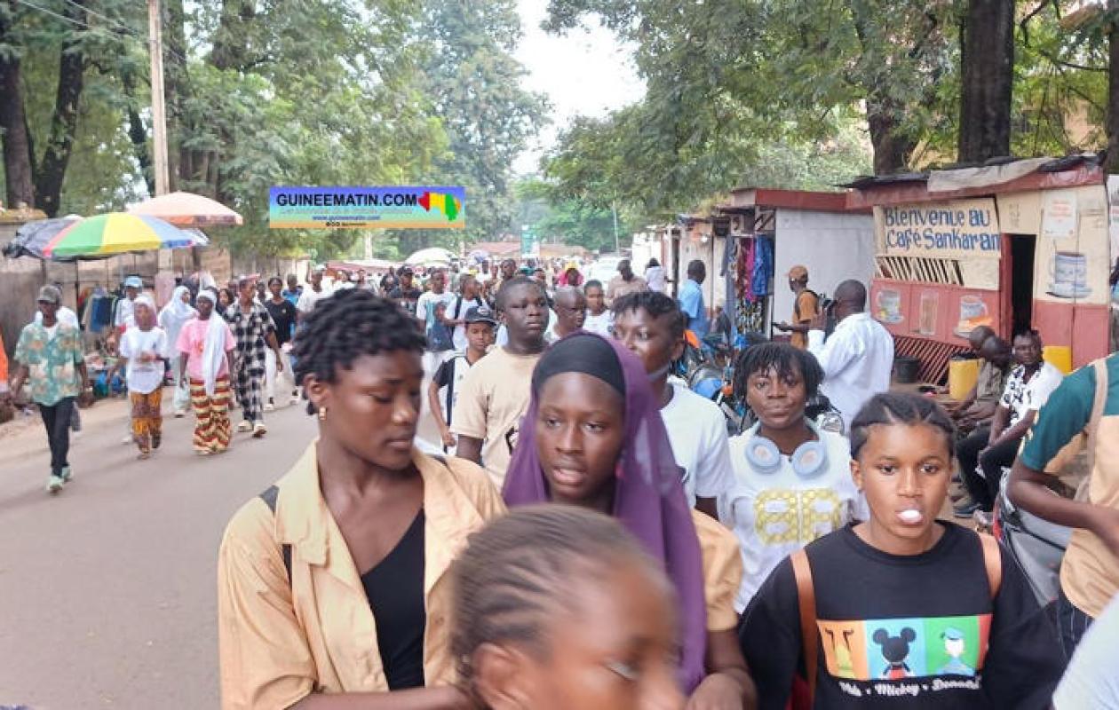 Guinée : Des citoyens indignés par la fermeture des écoles pour soutenir le Général Doumbouya