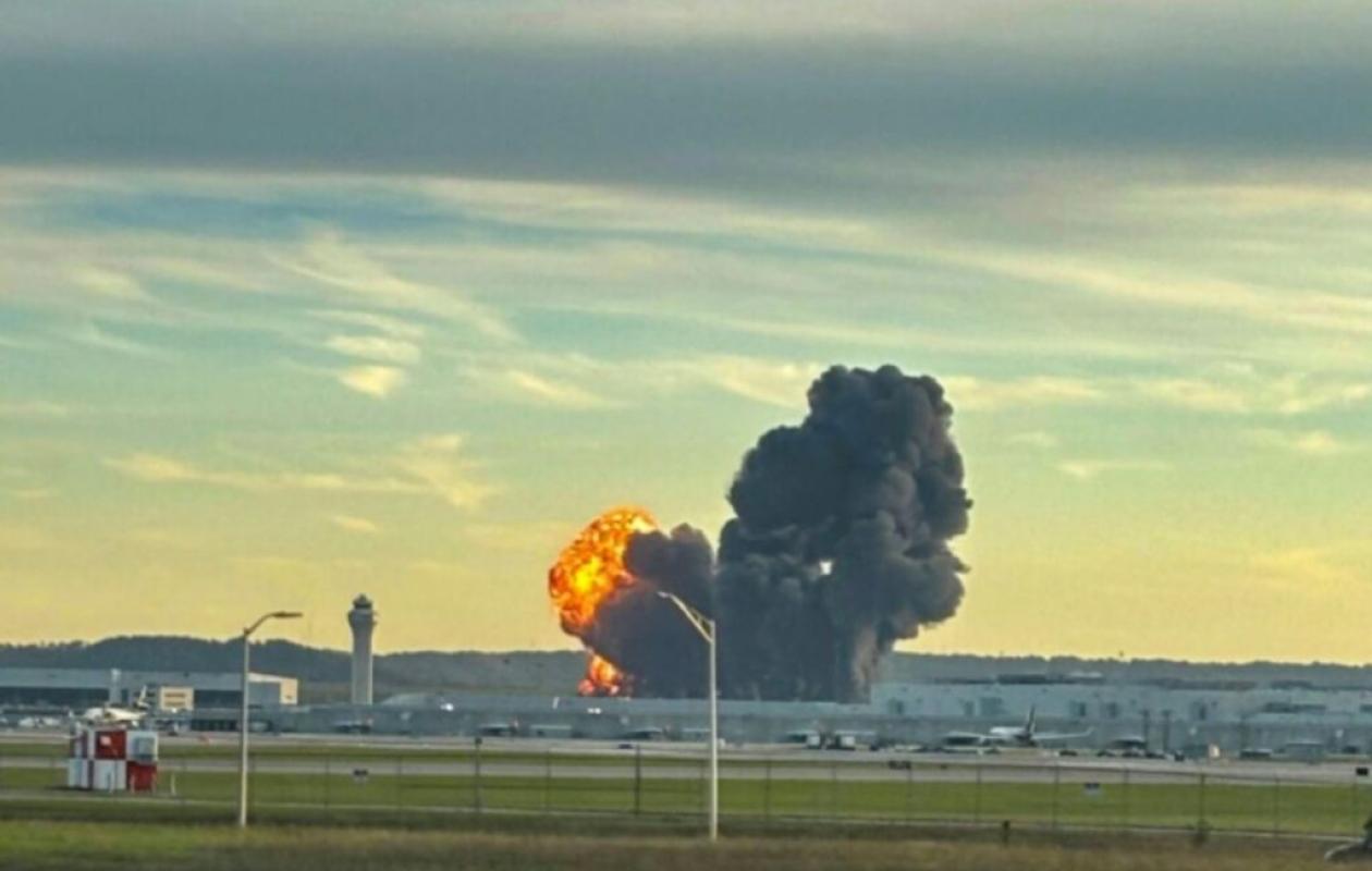 Catastrophe aérienne aux États-Unis : un avion-cargo s'écrase, bilan très lourd