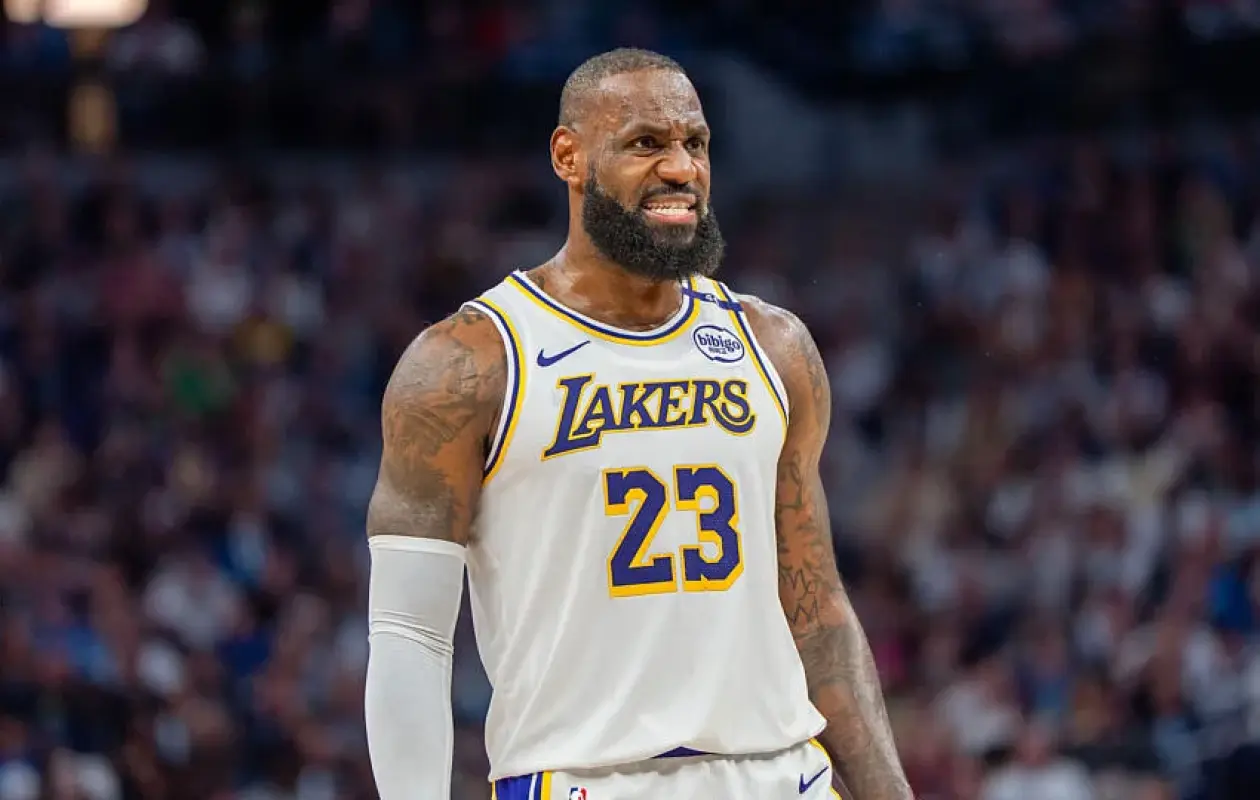 Les Lakers, le dilemme du King : Faut-il mettre LeBron James sur le banc ?