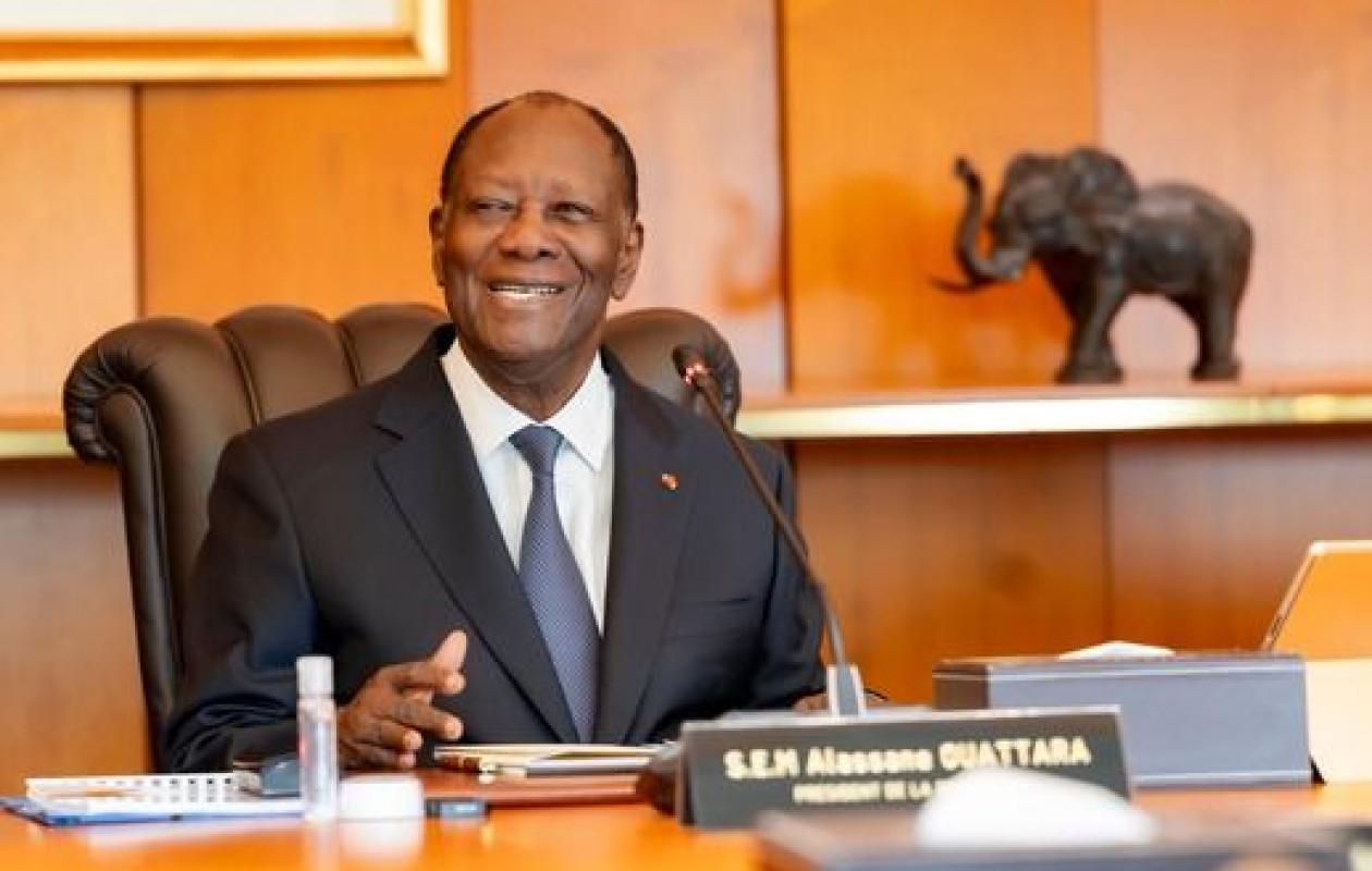 Alassane Ouattara préside son premier Conseil des ministres et envoie un signal fort