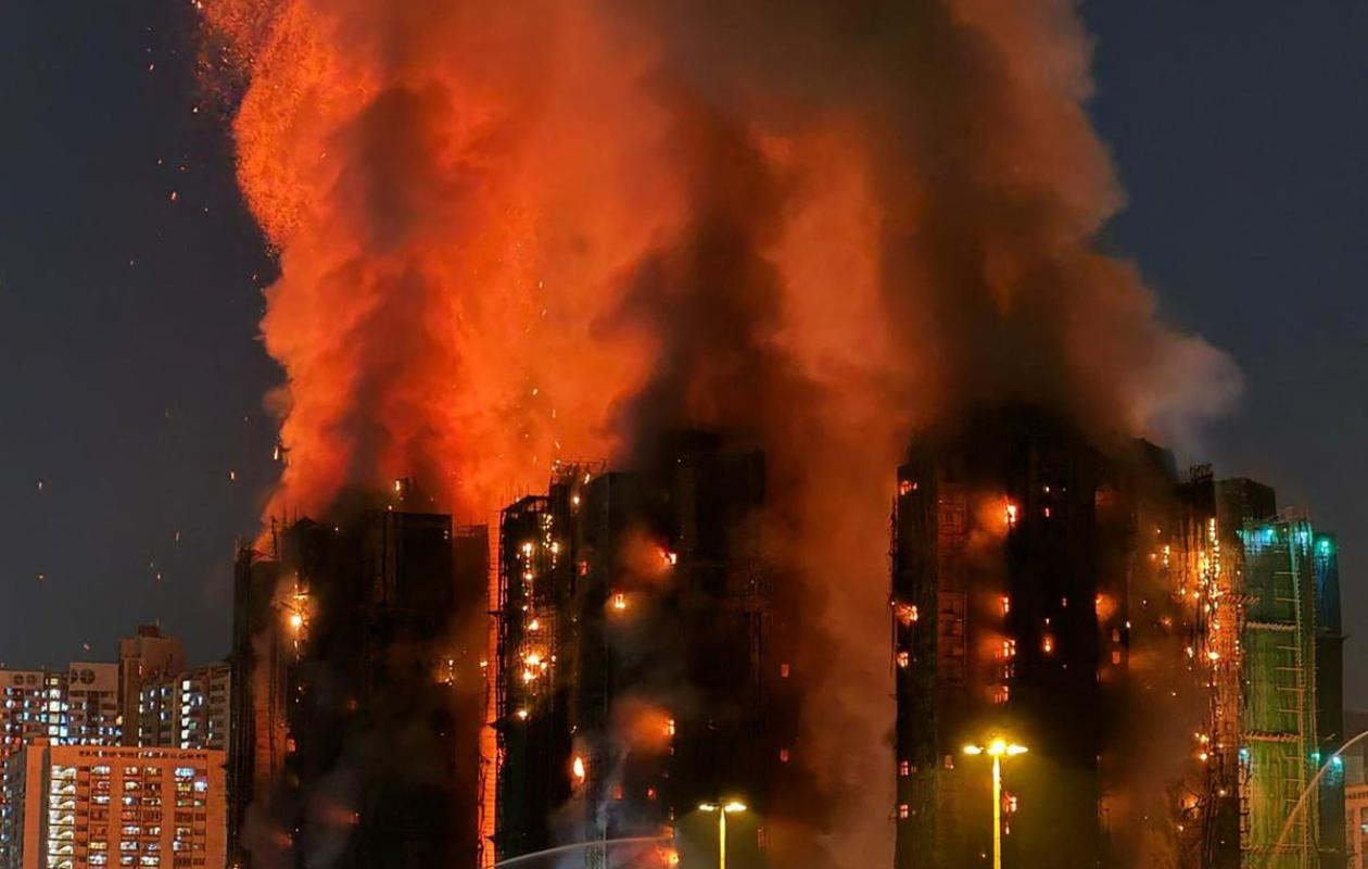 Hong Kong : Un incendie géant ravage plusieurs immeubles et fait au moins 13 morts
