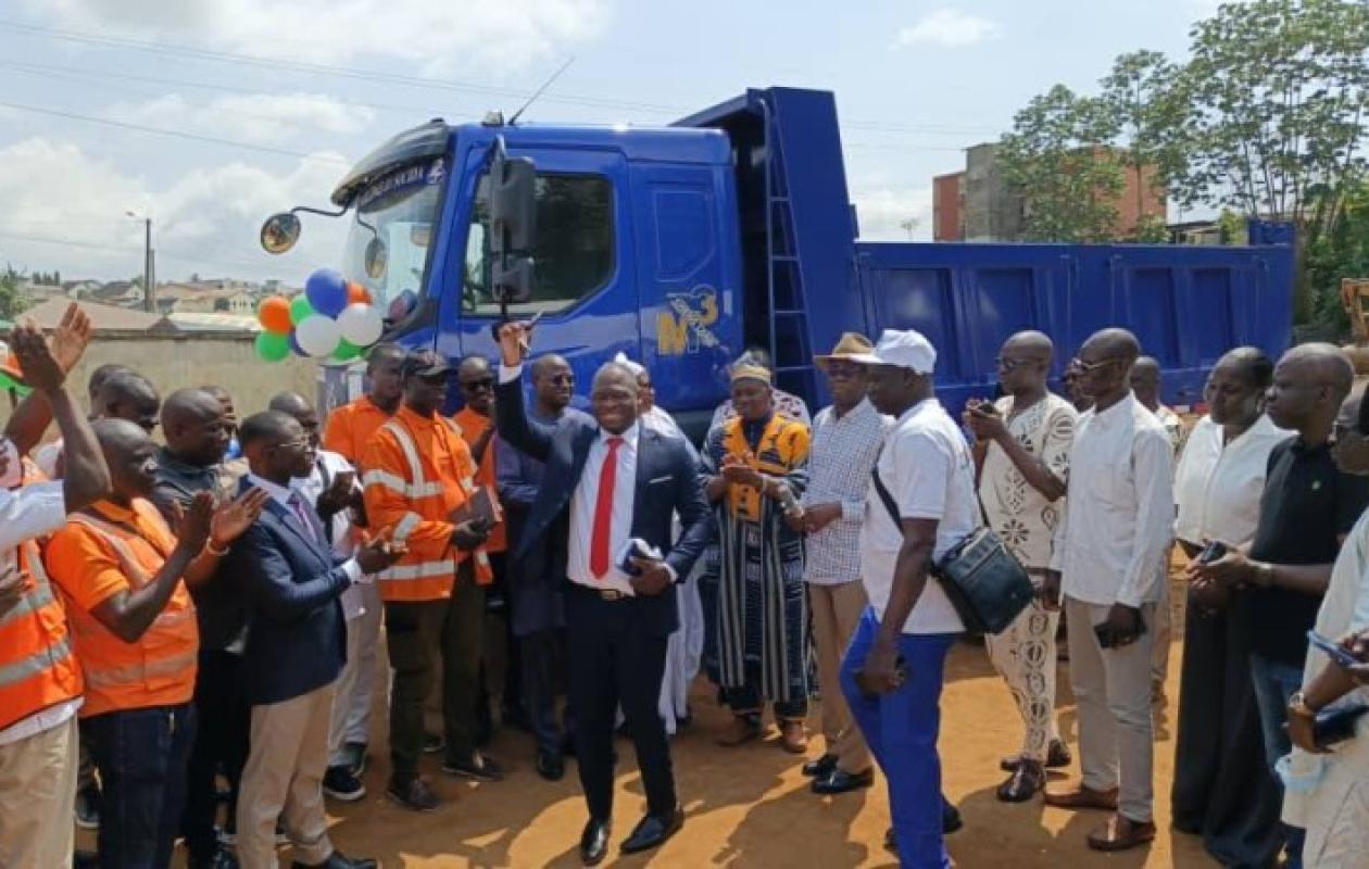 Solidarité environnementale à Cocody : Un opérateur économique offre un camion de 15 tonnes aux pré-collecteurs d'ordures