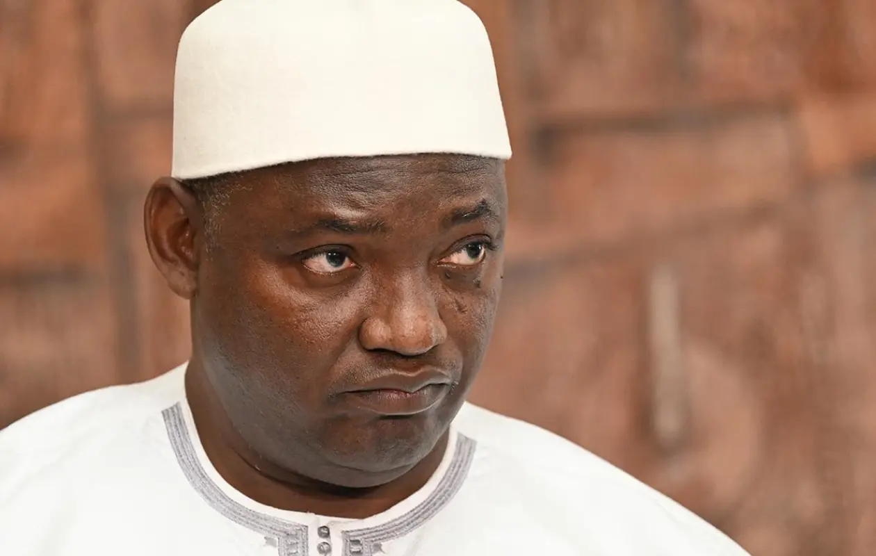 La Gambie en Débat : Le Projet de Troisième Mandat d'Adama Barrow Contesté