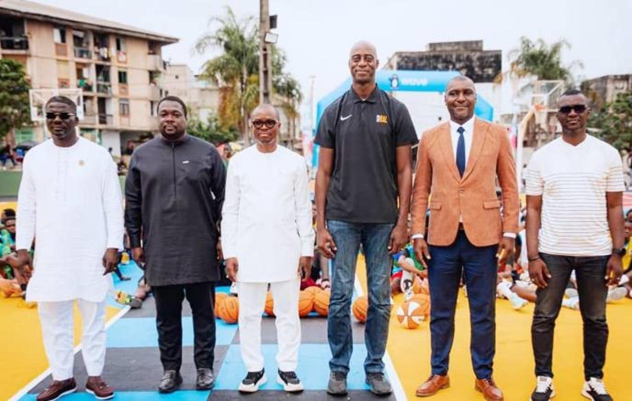La BAL et Wave transforment un terrain de basketball à Yopougon