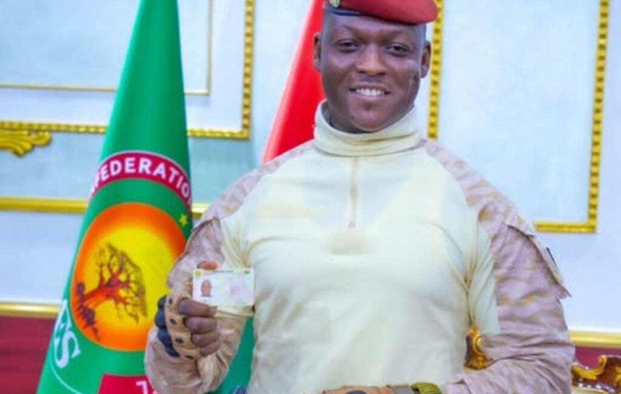 Le Capitaine Ibrahim Traoré, Premier Détenteur de la Carte d'Identité Biométrique de l'AES au Burkina Faso