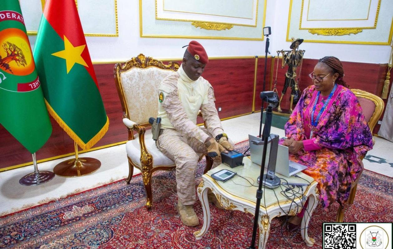 Le Capitaine Ibrahim Traoré est désormais détenteur de la carte biométrique AES