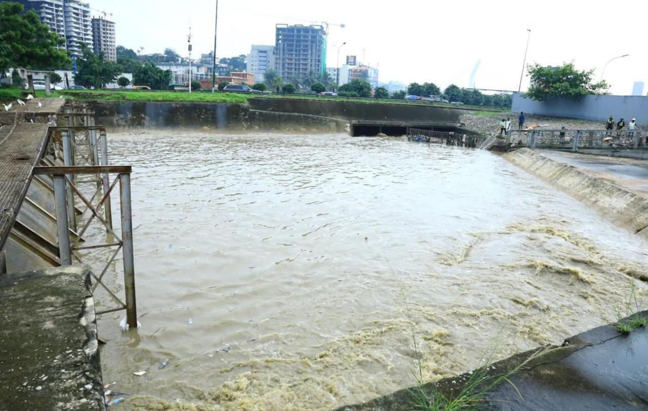 Drame à Adjamé : une jeune élève emportée par les eaux lors des fortes pluies