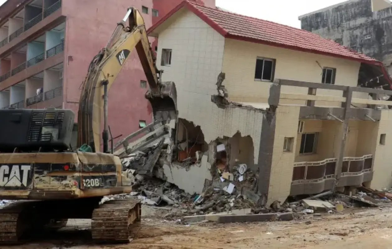Démolition Préventive à Faya : Un Immeuble à Risque Mis à Terre