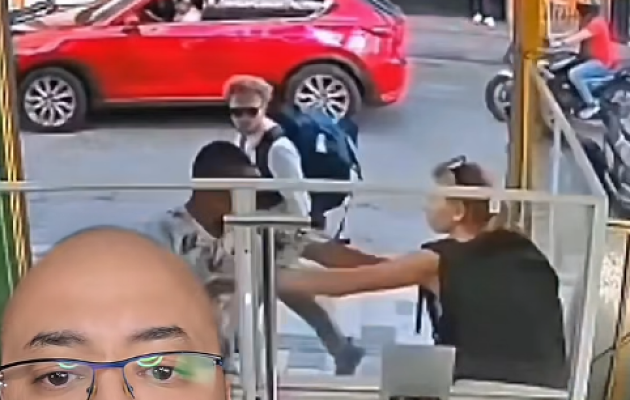 Elle est attaquée mais ses amis ne font rien pour la protéger