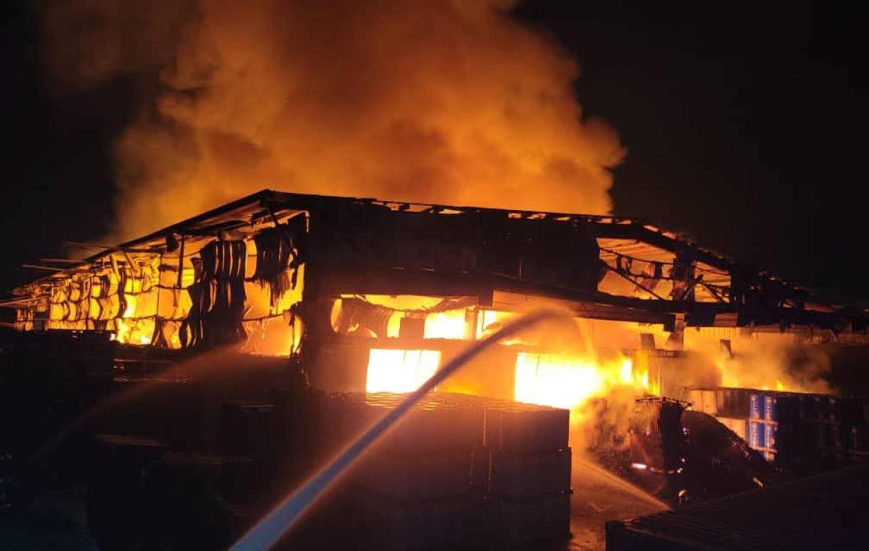 Incendie à Yopougon zone industrielle : une usine ravagée par les flammes