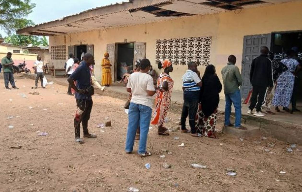 Législatives 2025 à Tiassalé : des cartes d’électeurs de tiers saisies, six personnes interpellées