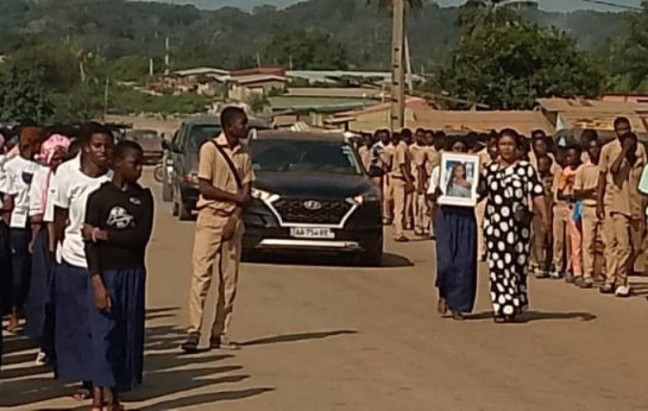 Bettié en larmes : les élèves rendent un dernier hommage à leur camarade disparue