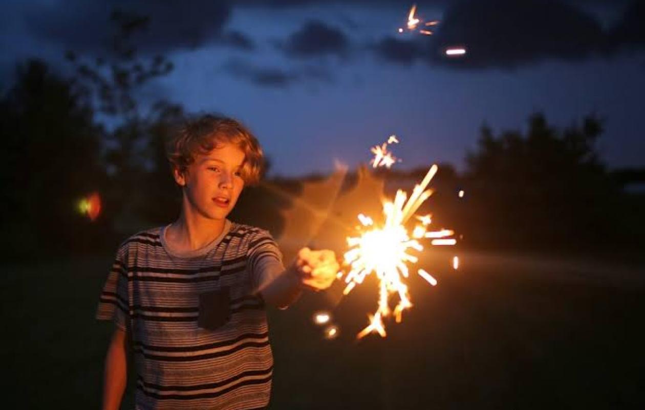 Nouvel An : un feu d'artifice explose dans la main d'un ado de 12 ans, il a perdu trois doigts