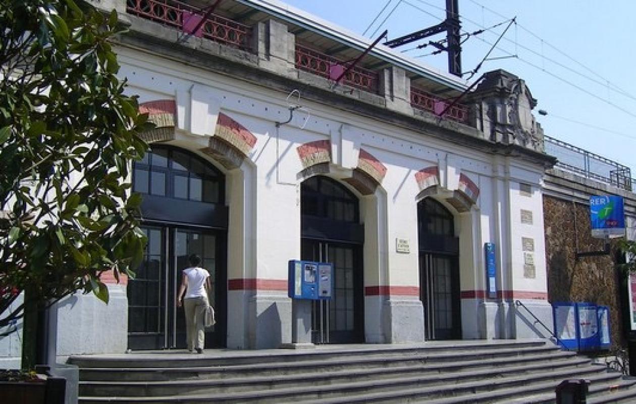 Deux jeunes filles attirent une adolescente de 15 ans pour qu'elle se fasse violer par un homme