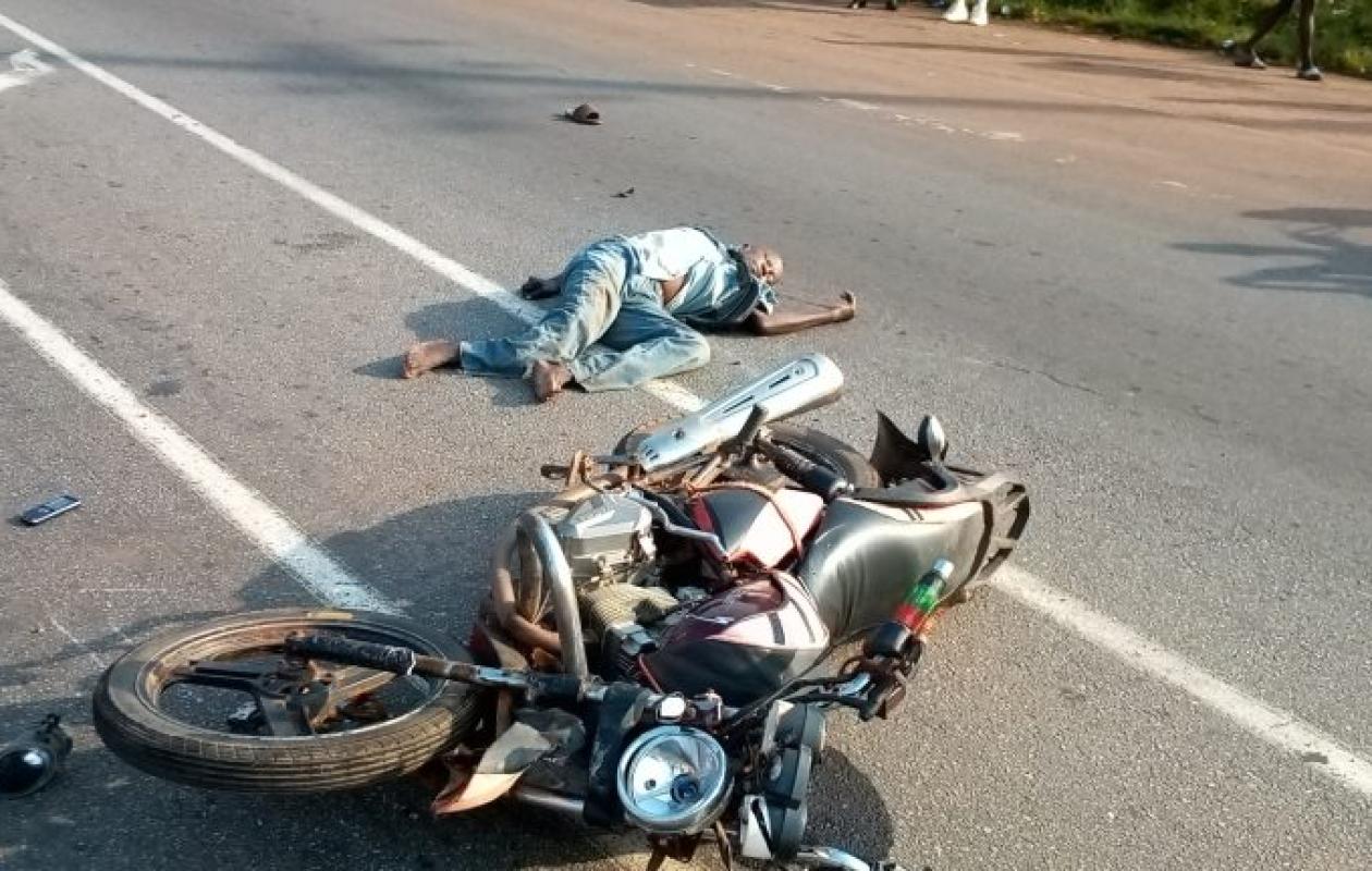 Akoupé : collision entre une voiture, une moto et un piéton, deux blessés graves
