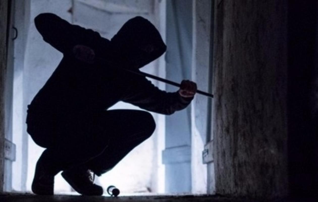 Une femme de 46 ans violée à plusieurs reprises par l'un de ses 3 cambrioleurs armés