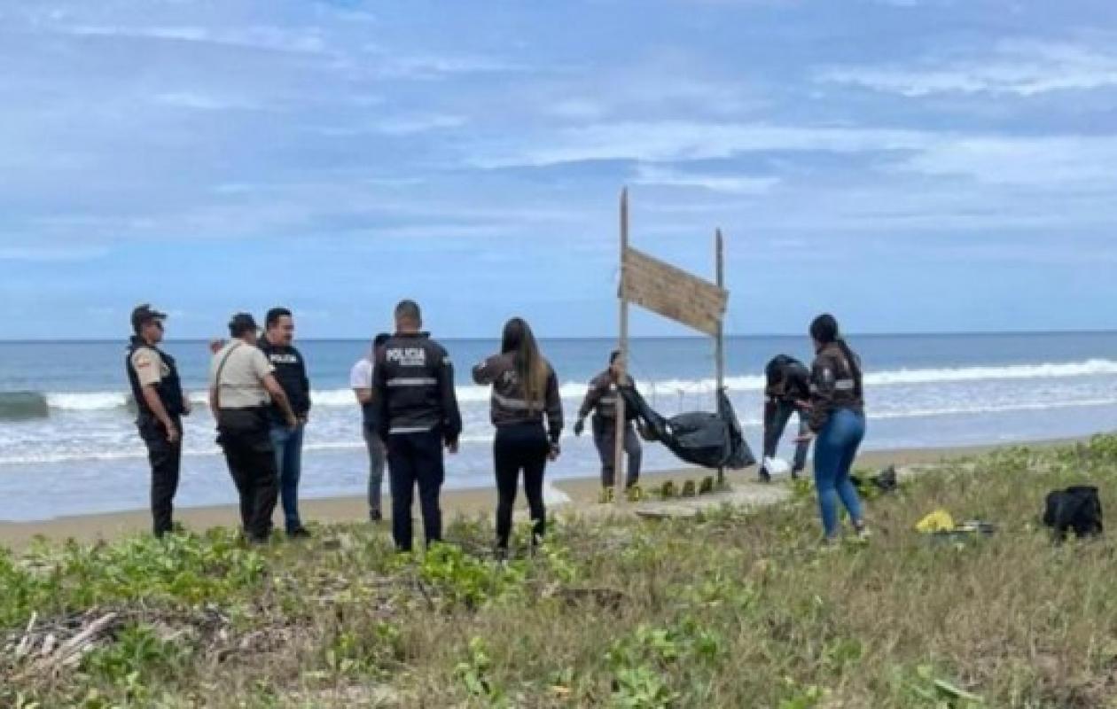 Macabre découverte sur une plage : 5 têtes retrouvées pendues à des piquets