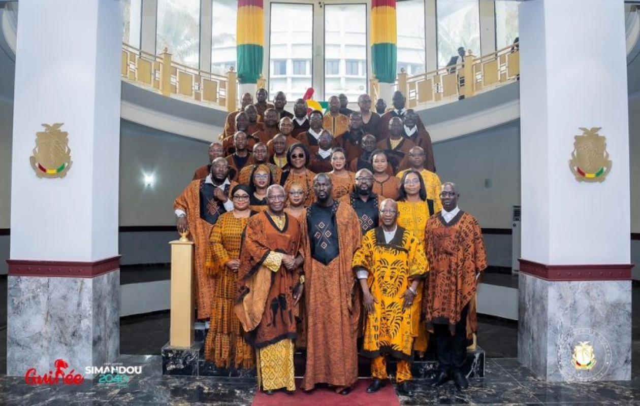 Guinée : le textile “Forêt sacrée” s’invite au Conseil des ministres, un signal fort pour l’identité culturelle nationale