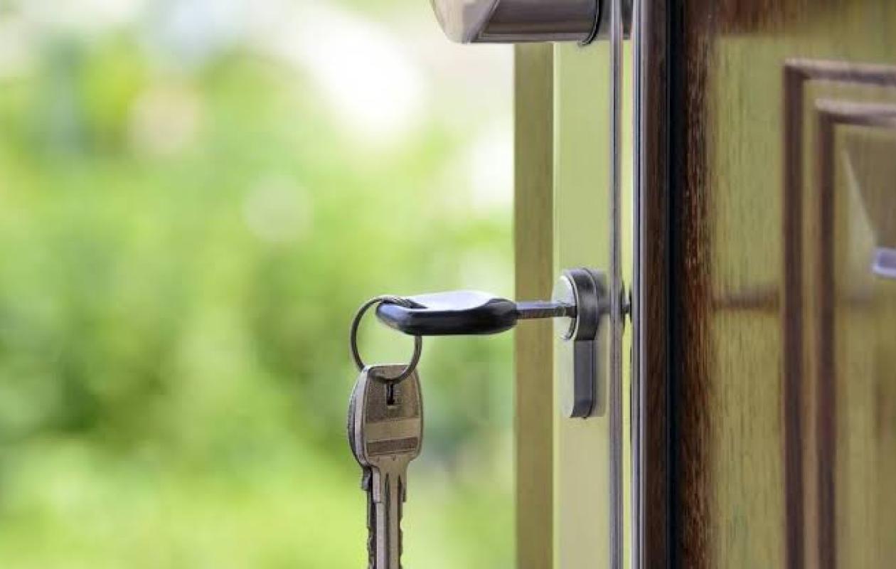 Une agente immobilière de 35 ans fait visiter un appartement et se fait tuer à coups de couteau