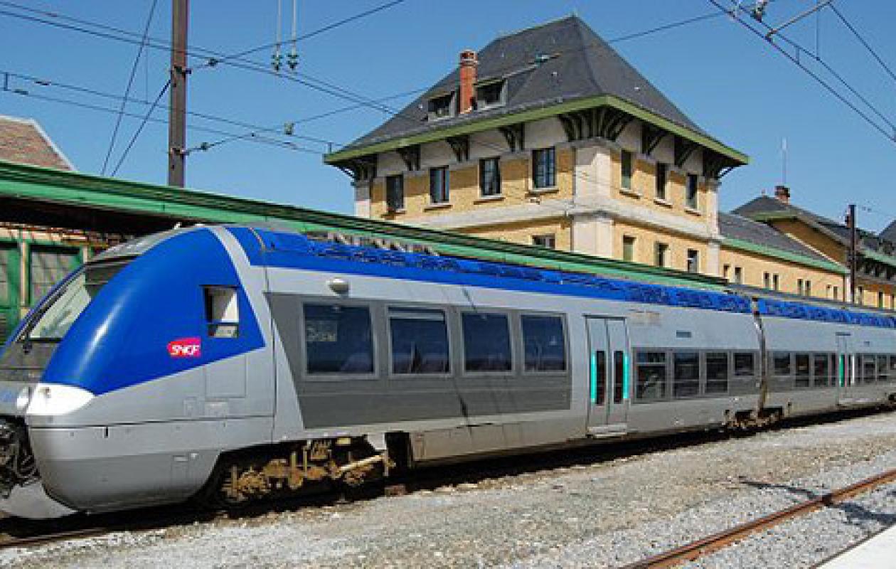 Deux hommes tentent de violer une femme dans le train : elle est sauvée par une passagère