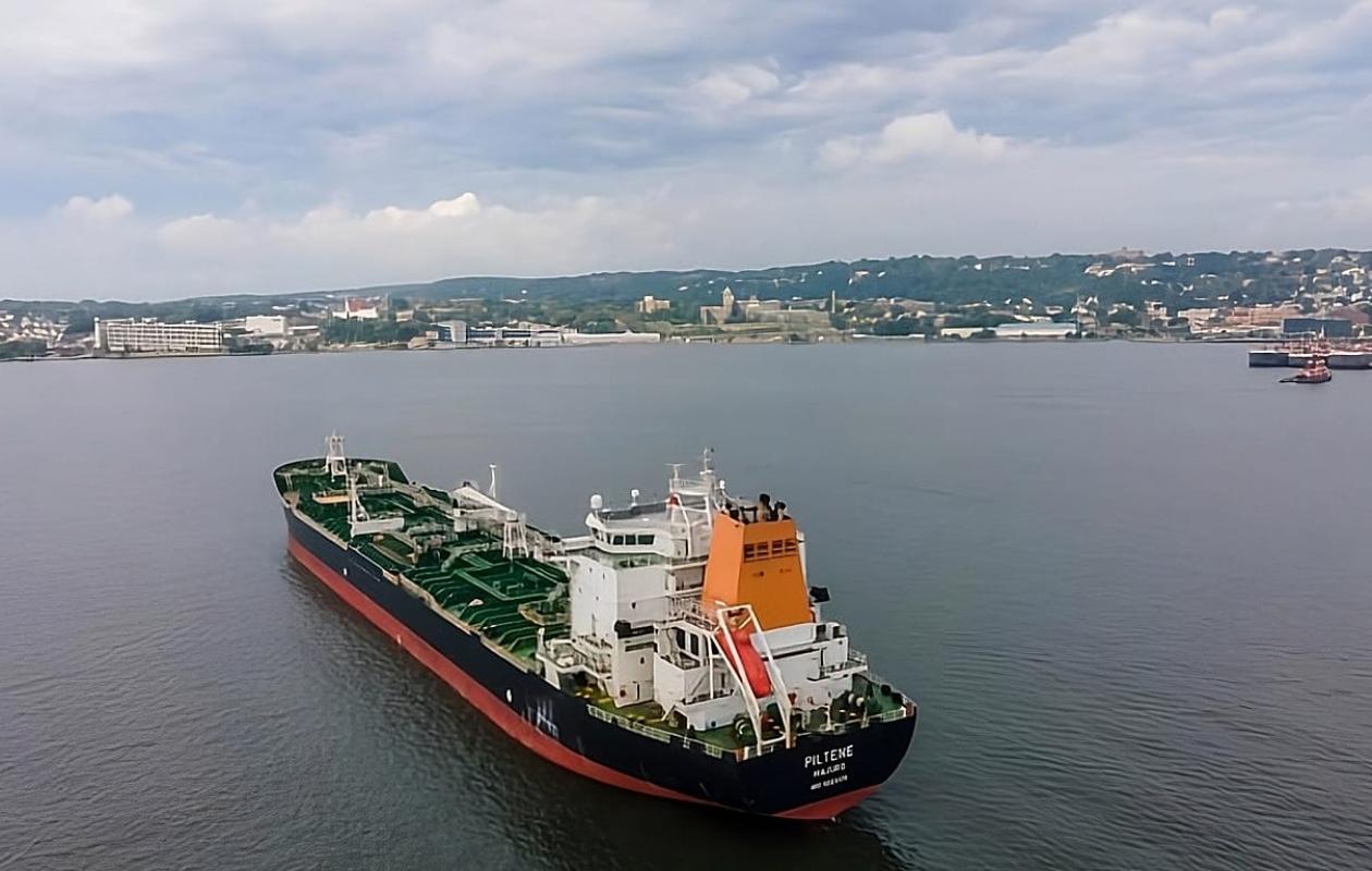 Espagne : un pétrolier de la "flotte fantôme" russe à la dérive menace les côtes andalouses