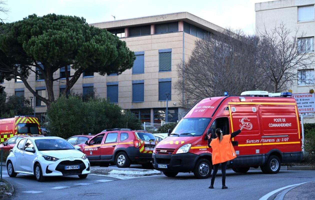 France/Drame à Sanary-sur-Mer : une enseignante entre la vie et la mort après une agression au couteau