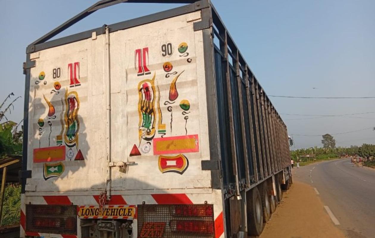Babadougou : un camion-remorque immobilisé depuis près d’un an perturbe les activités économiques et la circulation