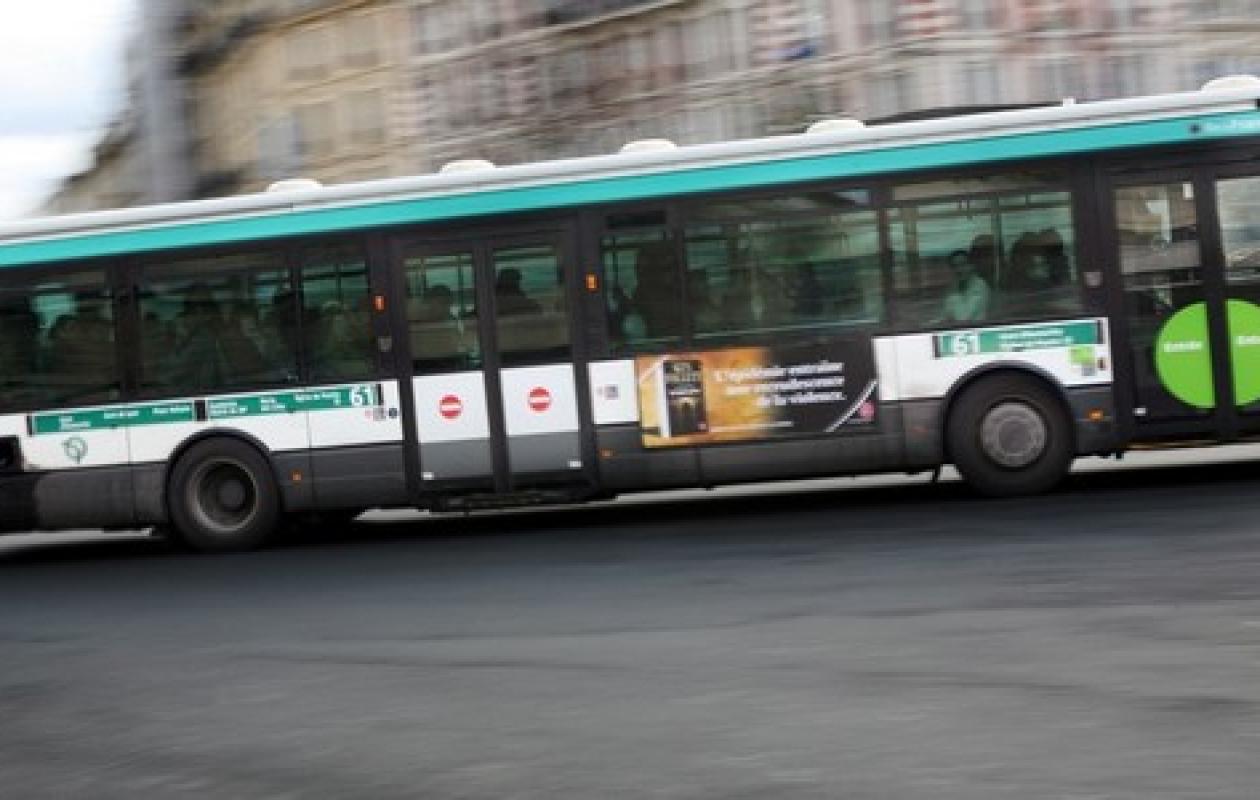 Il attaque un chauffeur de bus au couteau : il est grièvement blessé par balle par la police
