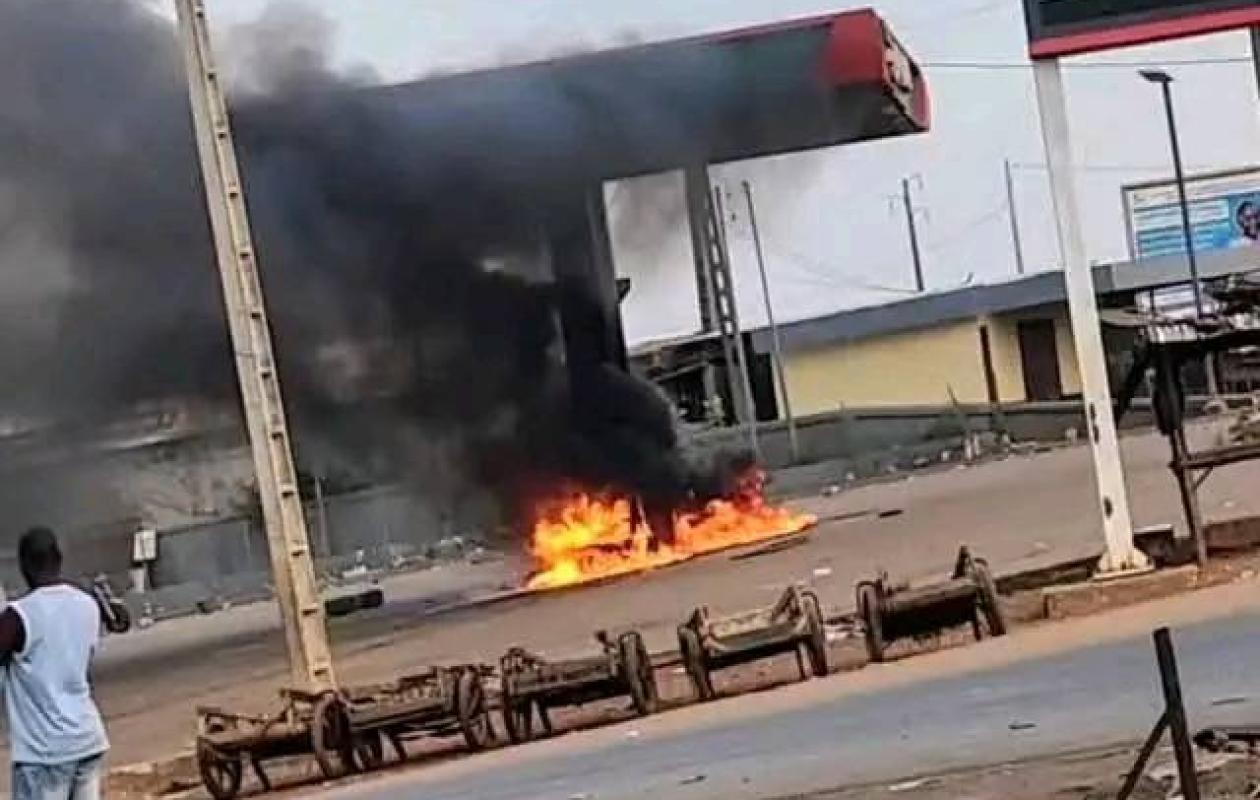 Guessabo : une station-service et un minicar ravagés par un violent incendie