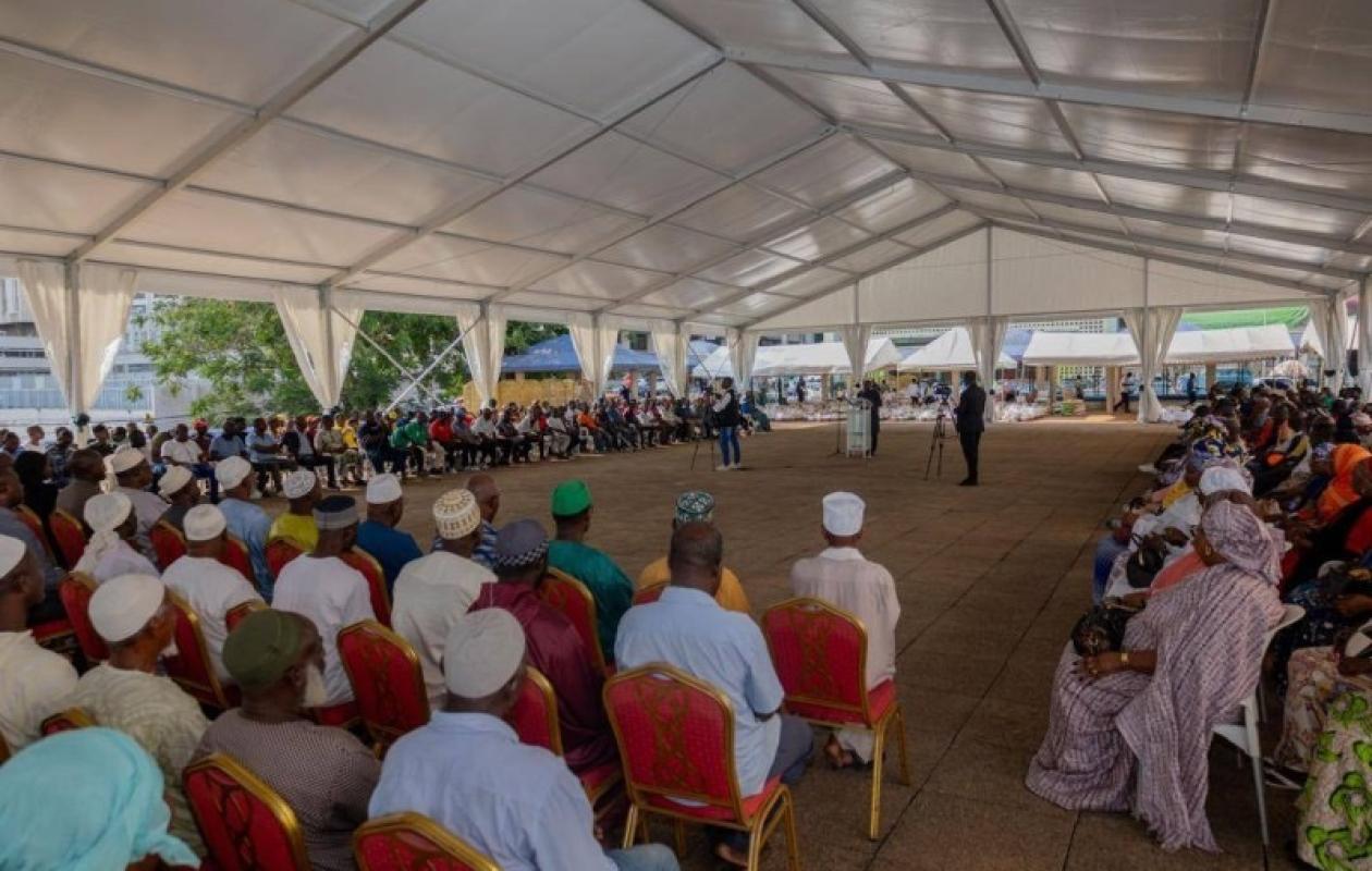 Solidarité au Plateau : un chapiteau de 45 millions FCFA et d’importants dons en vivres pour la communauté musulmane