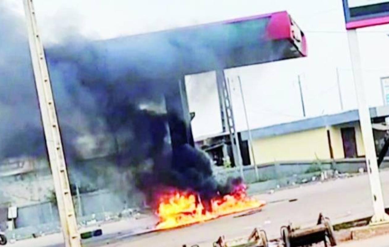 Zoukougbeu : Un violent incendie ravage un véhicule à une station-service Petroci à Guessabo