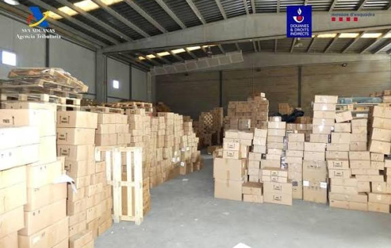 "La plus grande fabrique de parfums de contrefaçon d'Europe" a été démantelée par la douane, plus d'un million de flacons saisis