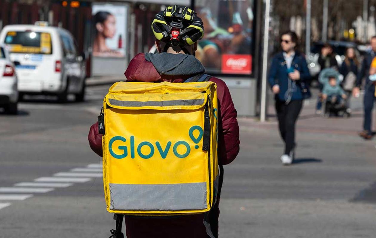 Italie : un juge ordonne à Glovo de régulariser 40 000 livreurs, soupçons d’exploitation